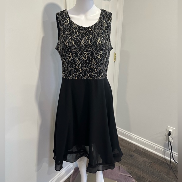Gabby Skye Dresses & Skirts - 🎉Gabby Sky Metallic Lace Occasion Dress Size 12